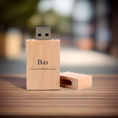 Bas Naam Kado USB Stick in Houten Uitvoering